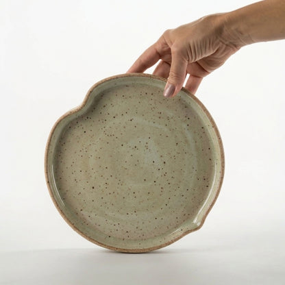 Prato Borda Reta Fundo Coração em cerâmica artesanal — tamanho 19CM X 3CM, argila Flocos, esmalte Verde Pompeia