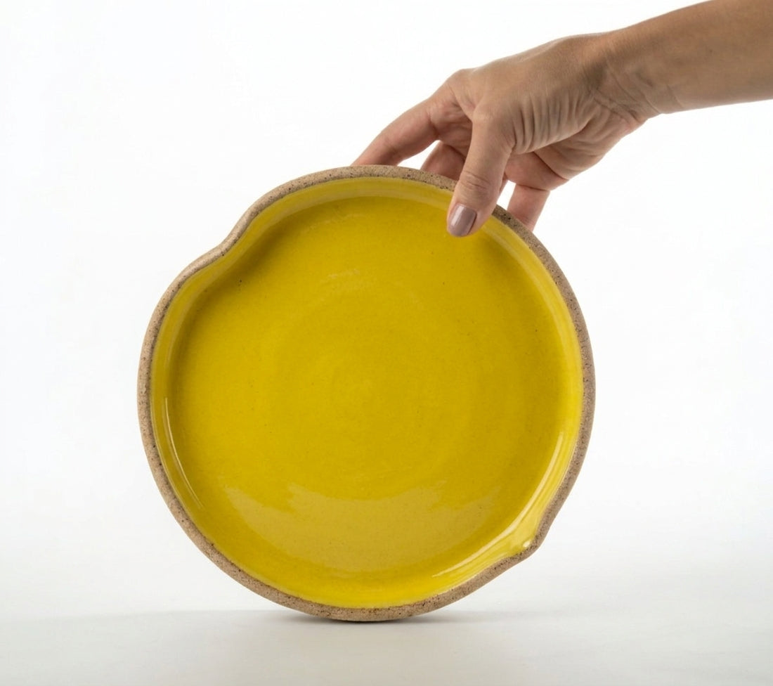 Prato Borda Reta Fundo Coração em cerâmica artesanal — tamanho 22CM X 3CM, argila Cappuccino, esmalte Amarelo Intenso