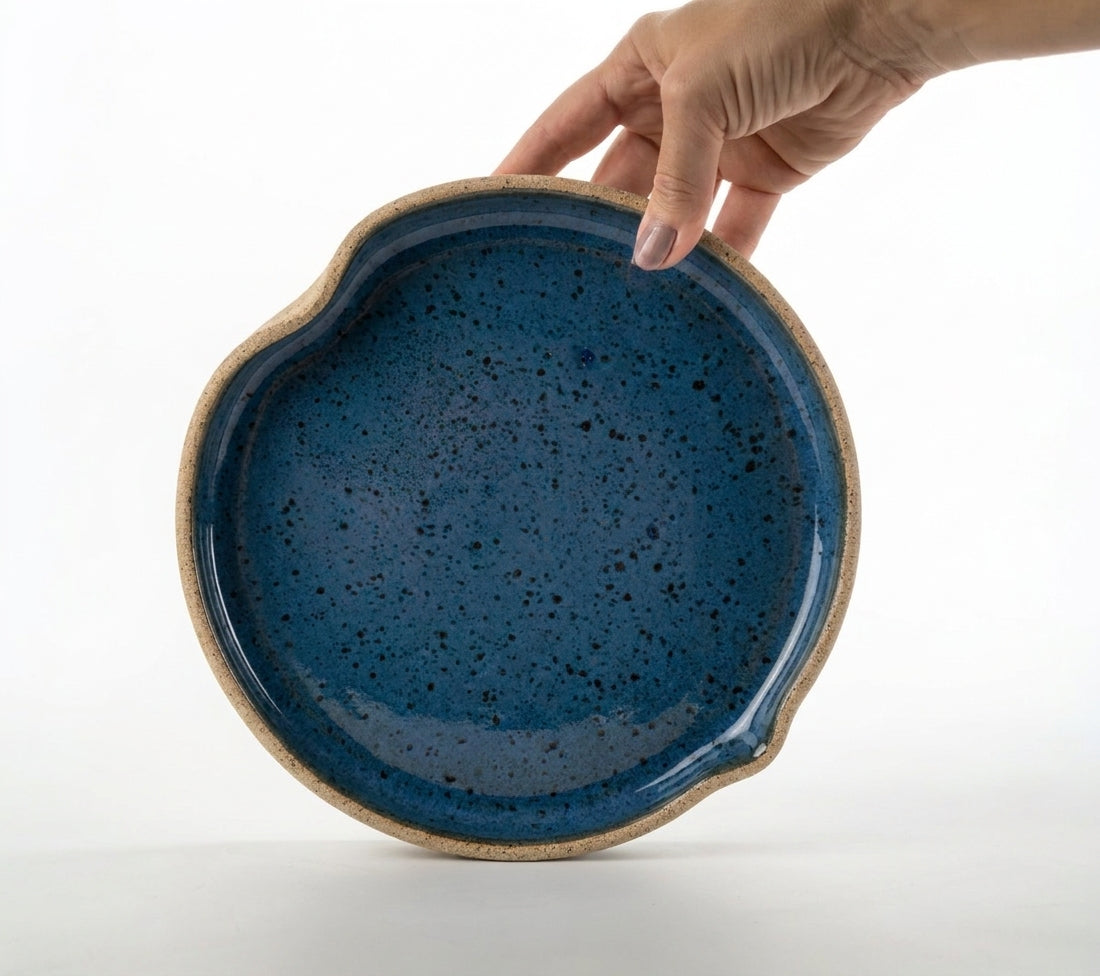 Prato Borda Reta Fundo Coração em cerâmica artesanal — tamanho 22CM X 3CM, argila Cappuccino, esmalte Azul Safira