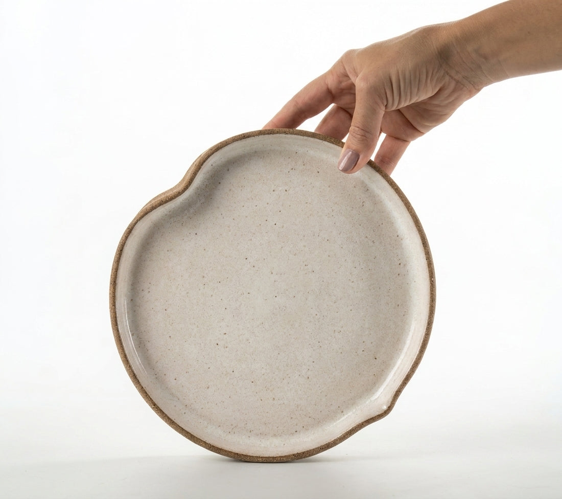 Prato Borda Reta Fundo Coração em cerâmica artesanal — tamanho 22CM X 3CM, argila Cappuccino, esmalte Branco AMME