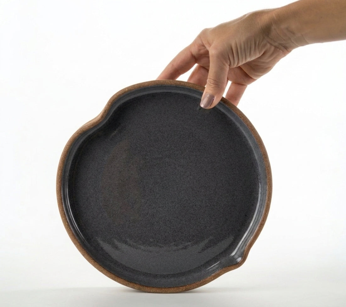 Prato Borda Reta Fundo Coração em cerâmica artesanal — tamanho 22CM X 3CM, argila Cappuccino, esmalte Grafite