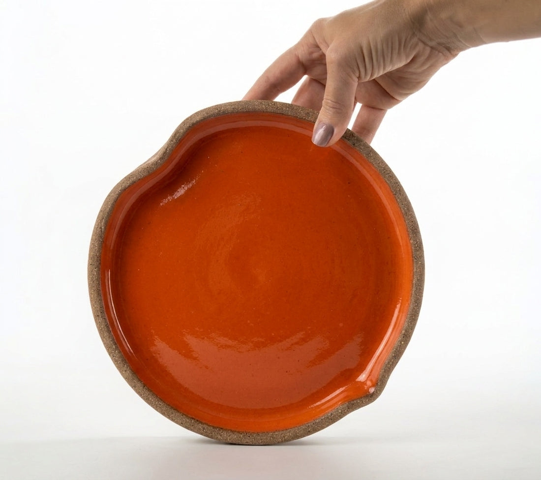 Prato Borda Reta Fundo Coração em cerâmica artesanal — tamanho 22CM X 3CM, argila Cappuccino, esmalte Laranja Intenso