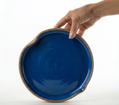 Prato Borda Reta Fundo Coração em cerâmica artesanal — tamanho 22CM X 3CM, argila Cappuccino, esmalte Lazuli