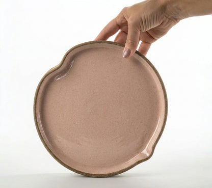Prato Borda Reta Fundo Coração em cerâmica artesanal — tamanho 22CM X 3CM, argila Cappuccino, esmalte Nude