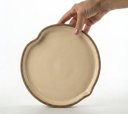 Prato Borda Reta Fundo Coração em cerâmica artesanal — tamanho 22CM X 3CM, argila Cappuccino, esmalte Pedra Sabão