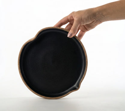 Prato Borda Reta Fundo Coração em cerâmica artesanal — tamanho 22CM X 3CM, argila Cappuccino, esmalte Preto Acetinado