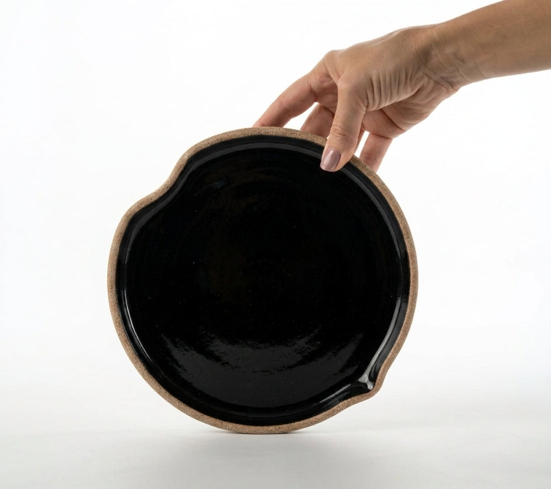 Prato Borda Reta Fundo Coração em cerâmica artesanal — tamanho 22CM X 3CM, argila Cappuccino, esmalte Preto Ébano