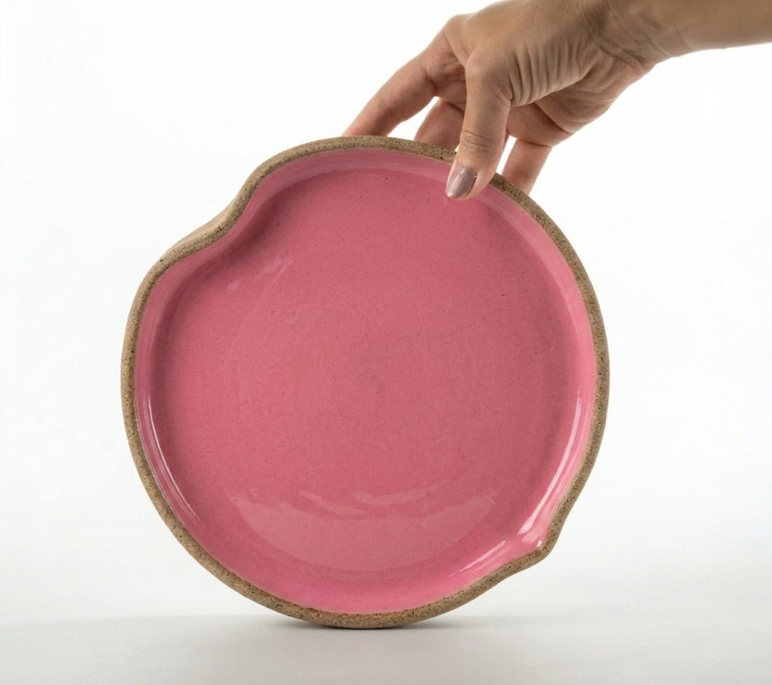 Prato Borda Reta Fundo Coração em cerâmica artesanal — tamanho 22CM X 3CM, argila Cappuccino, esmalte Rosa Barbie