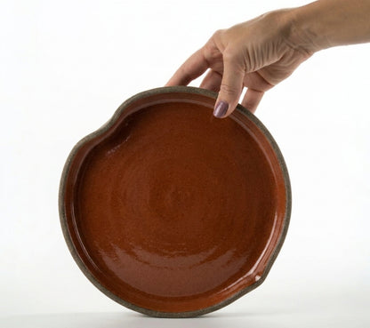 Prato Borda Reta Fundo Coração em cerâmica artesanal — tamanho 22CM X 3CM, argila Cappuccino, esmalte Sol de Terracota