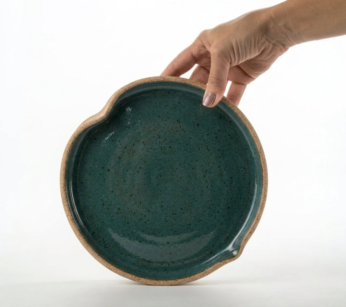 Prato Borda Reta Fundo Coração em cerâmica artesanal — tamanho 22CM X 3CM, argila Cappuccino, esmalte Verde Exército