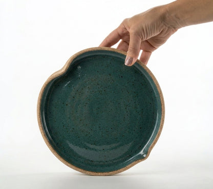 Prato Borda Reta Fundo Coração em cerâmica artesanal — tamanho 22CM X 3CM, argila Cappuccino, esmalte Verde Exército
