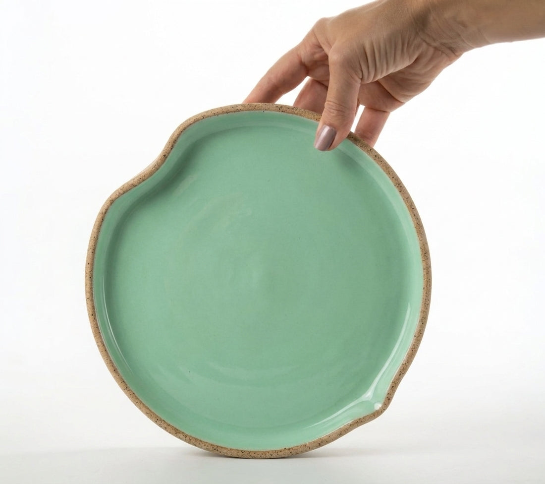 Prato Borda Reta Fundo Coração em cerâmica artesanal — tamanho 22CM X 3CM, argila Cappuccino, esmalte Verde Menta