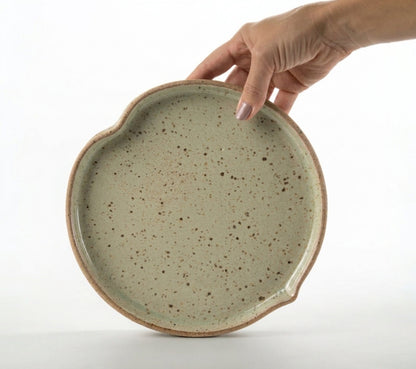 Prato Borda Reta Fundo Coração em cerâmica artesanal — tamanho 22CM X 3CM, argila Cappuccino, esmalte Verde Pompeia