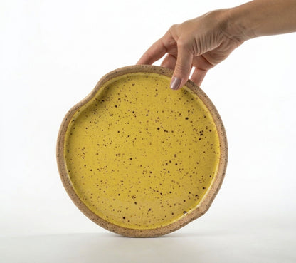Prato Borda Reta Fundo Coração em cerâmica artesanal — tamanho 22CM X 3CM, argila Flocos, esmalte Amarelo Intenso