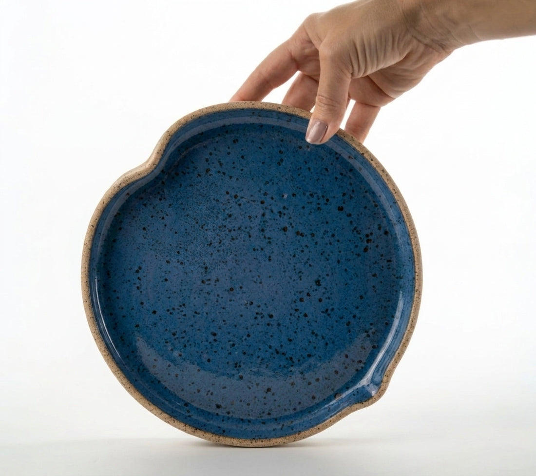 Prato Borda Reta Fundo Coração em cerâmica artesanal — tamanho 22CM X 3CM, argila Flocos, esmalte Azul Safira