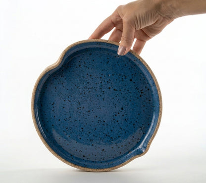 Prato Borda Reta Fundo Coração em cerâmica artesanal — tamanho 22CM X 3CM, argila Flocos, esmalte Azul Safira