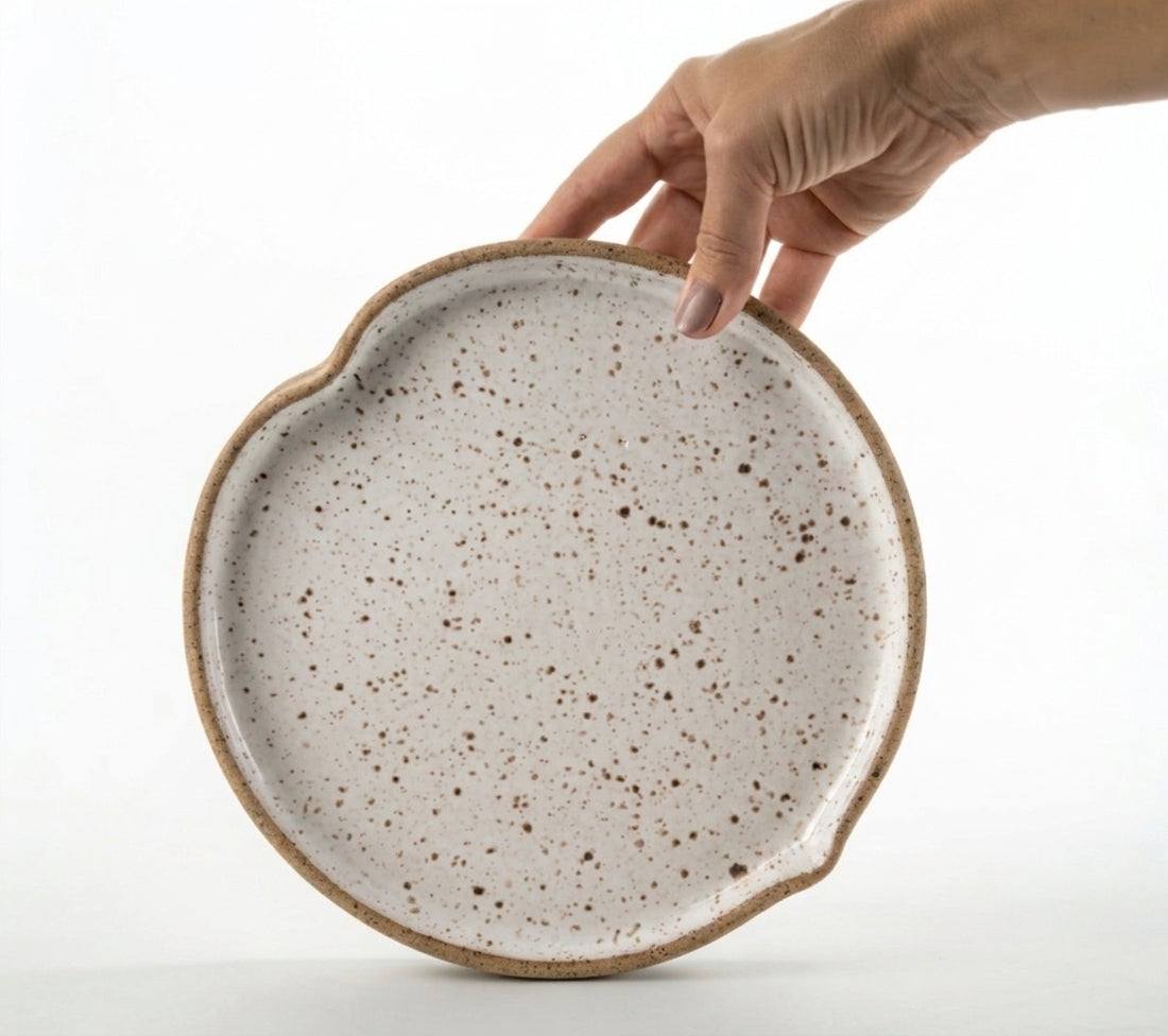 Prato Borda Reta Fundo Coração em cerâmica artesanal — tamanho 22CM X 3CM, argila Flocos, esmalte Branco AMME