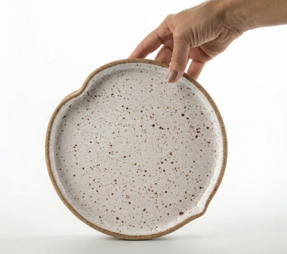 Prato Borda Reta Fundo Coração em cerâmica artesanal — tamanho 22CM X 3CM, argila Flocos, esmalte Branco AMME