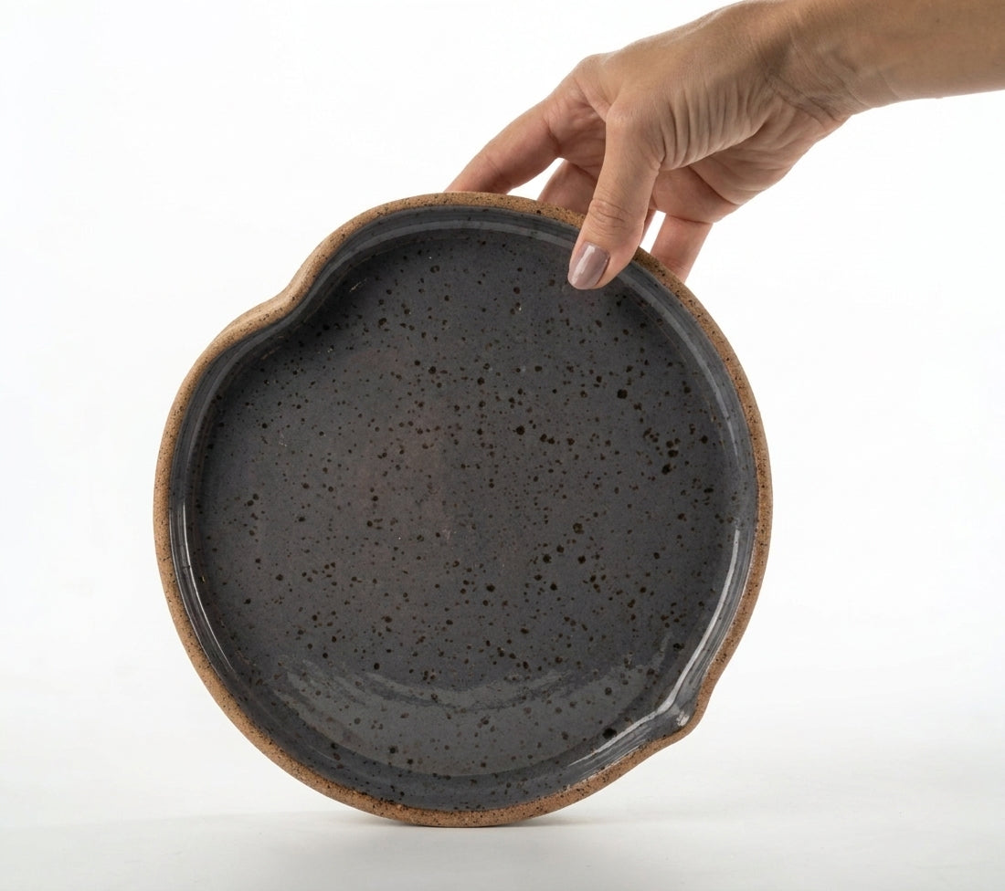 Prato Borda Reta Fundo Coração em cerâmica artesanal — tamanho 22CM X 3CM, argila Flocos, esmalte Grafite