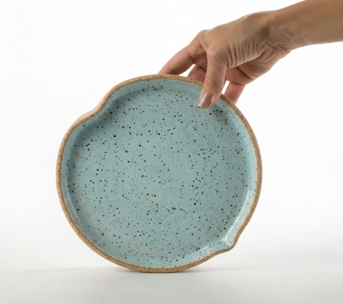 Prato Borda Reta Fundo Coração em cerâmica artesanal — tamanho 22CM X 3CM, argila Flocos, esmalte Jujuba