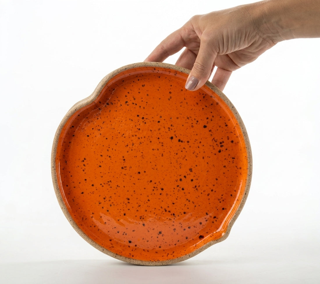 Prato Borda Reta Fundo Coração em cerâmica artesanal — tamanho 22CM X 3CM, argila Flocos, esmalte Laranja Intenso