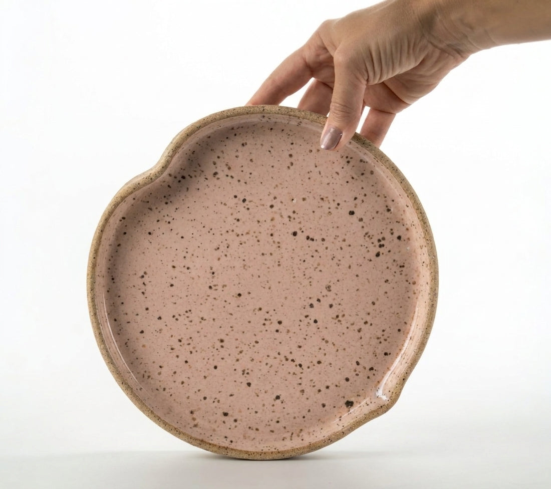Prato Borda Reta Fundo Coração em cerâmica artesanal — tamanho 22CM X 3CM, argila Flocos, esmalte Nude