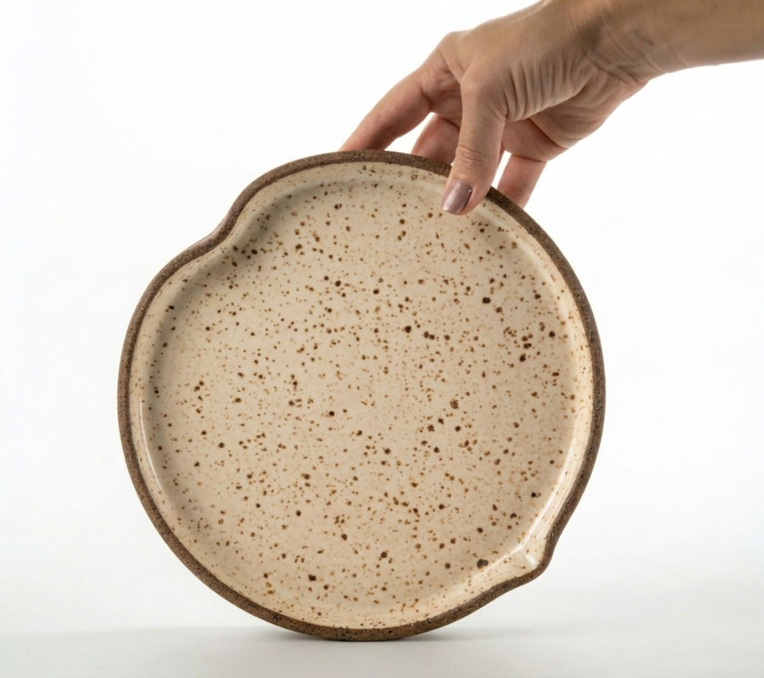 Prato Borda Reta Fundo Coração em cerâmica artesanal — tamanho 22CM X 3CM, argila Flocos, esmalte Pedra Sabão