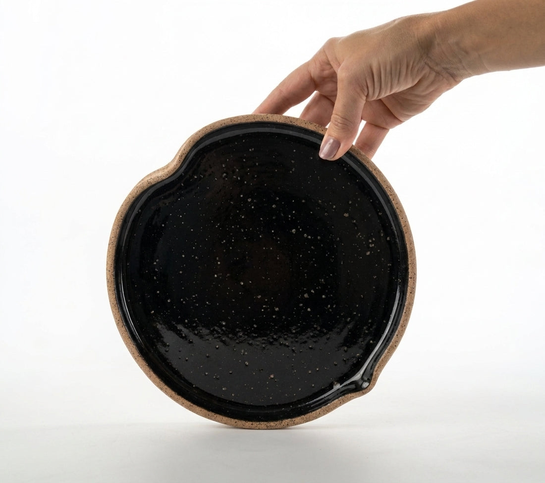 Prato Borda Reta Fundo Coração em cerâmica artesanal — tamanho 22CM X 3CM, argila Flocos, esmalte Preto Ébano