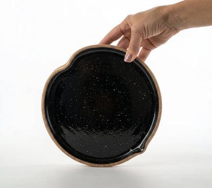 Prato Borda Reta Fundo Coração em cerâmica artesanal — tamanho 22CM X 3CM, argila Flocos, esmalte Preto Ébano