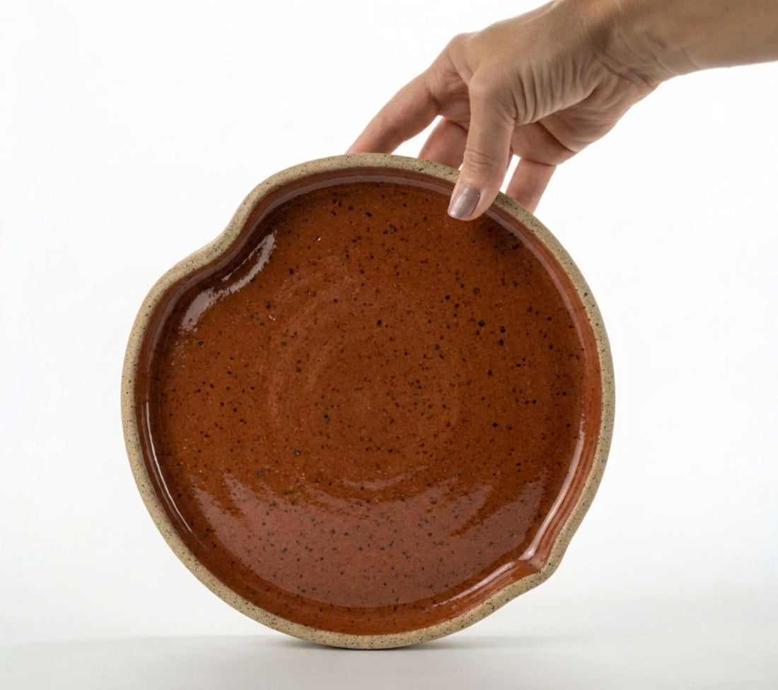Prato Borda Reta Fundo Coração em cerâmica artesanal — tamanho 22CM X 3CM, argila Flocos, esmalte Sol de Terracota