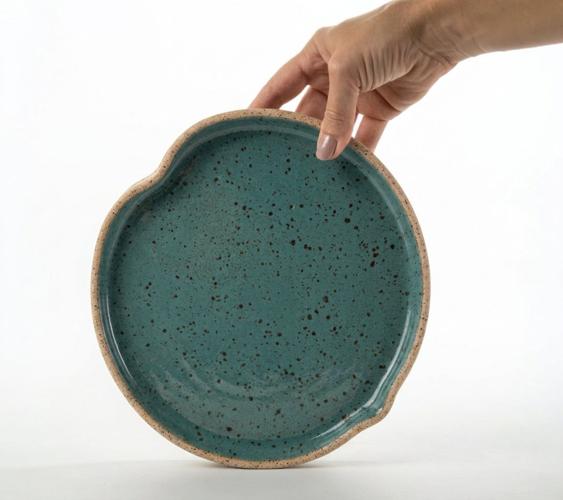 Prato Borda Reta Fundo Coração em cerâmica artesanal — tamanho 22CM X 3CM, argila Flocos, esmalte Verde Exército