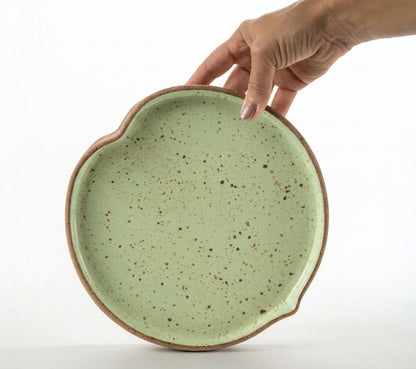 Prato Borda Reta Fundo Coração em cerâmica artesanal — tamanho 22CM X 3CM, argila Flocos, esmalte Verde Menta