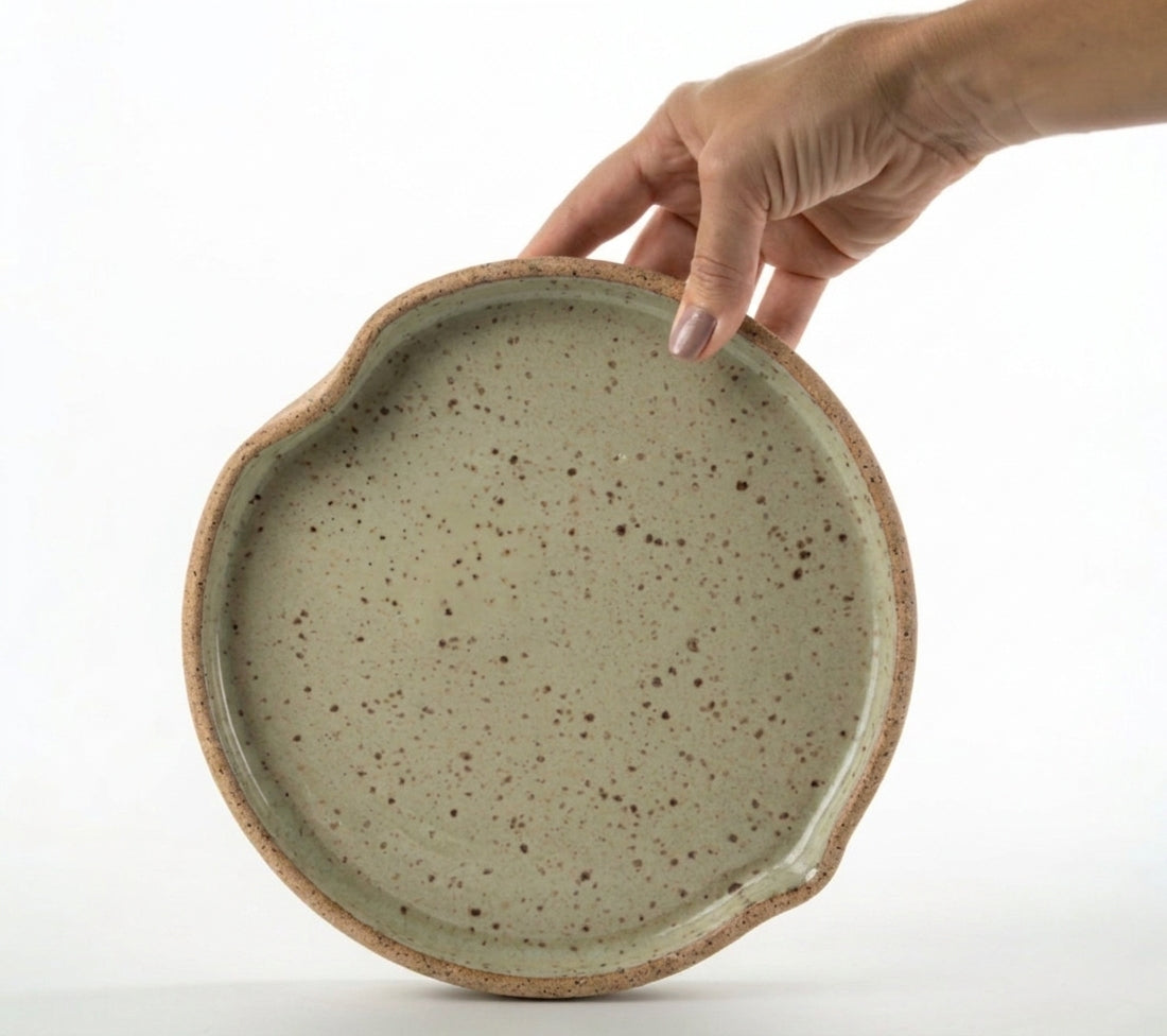 Prato Borda Reta Fundo Coração em cerâmica artesanal — tamanho 22CM X 3CM, argila Flocos, esmalte Verde Pompeia