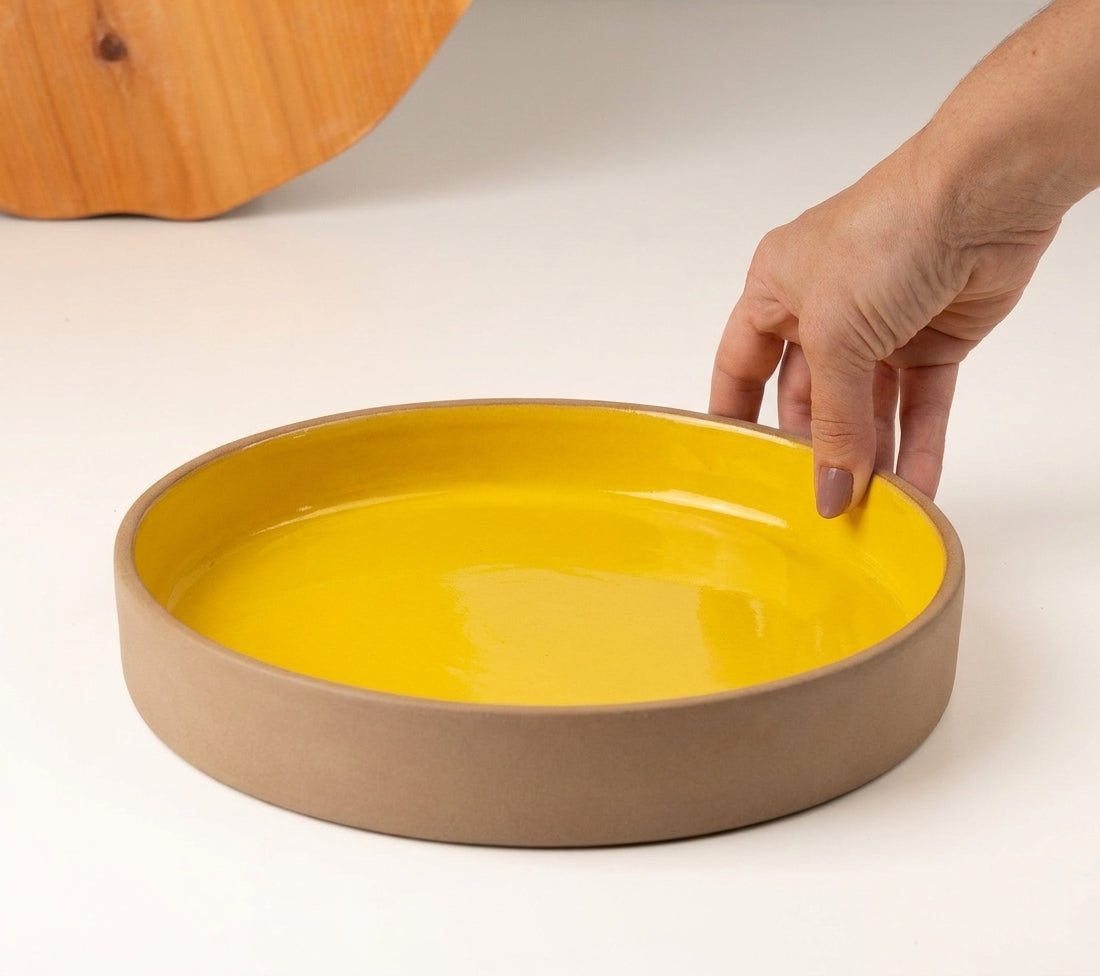 Prato Borda Reta Fundo em cerâmica artesanal — tamanho 22CM x 4CM, argila Cappuccino, esmalte Amarelo Intenso