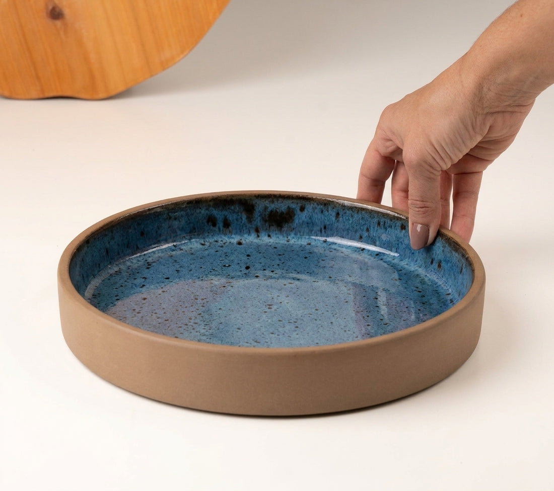 Prato Borda Reta Fundo em cerâmica artesanal — tamanho 22CM x 4CM, argila Cappuccino, esmalte Azul Safira