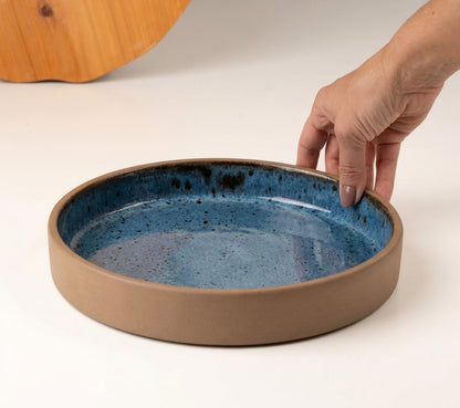 Prato Borda Reta Fundo em cerâmica artesanal — tamanho 22CM x 4CM, argila Cappuccino, esmalte Azul Safira