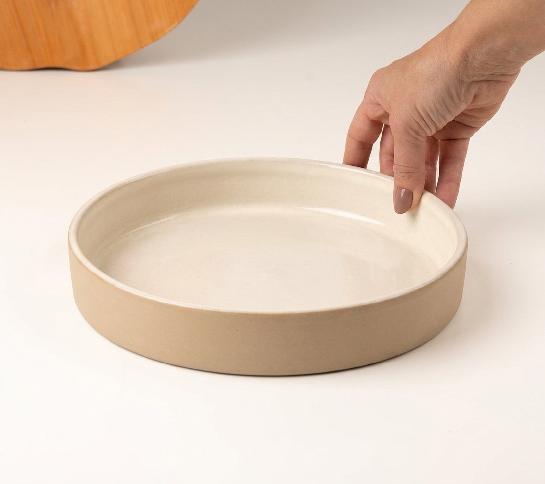 Prato Borda Reta Fundo em cerâmica artesanal — tamanho 22CM x 4CM, argila Cappuccino, esmalte Branco AMME