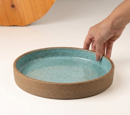Prato Borda Reta Fundo em cerâmica artesanal — tamanho 22CM x 4CM, argila Cappuccino, esmalte Jujuba