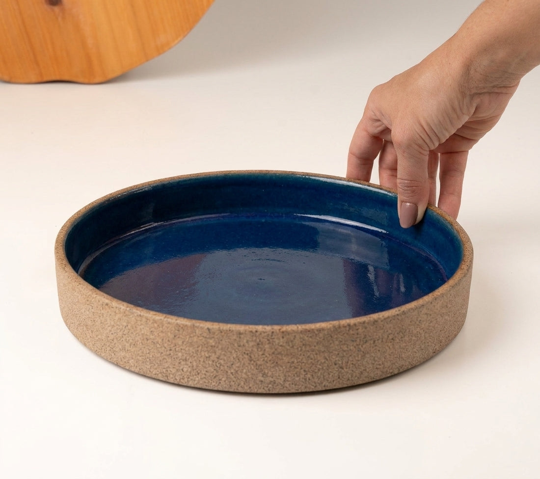 Prato Borda Reta Fundo em cerâmica artesanal — tamanho 22CM x 4CM, argila Cappuccino, esmalte Lazuli