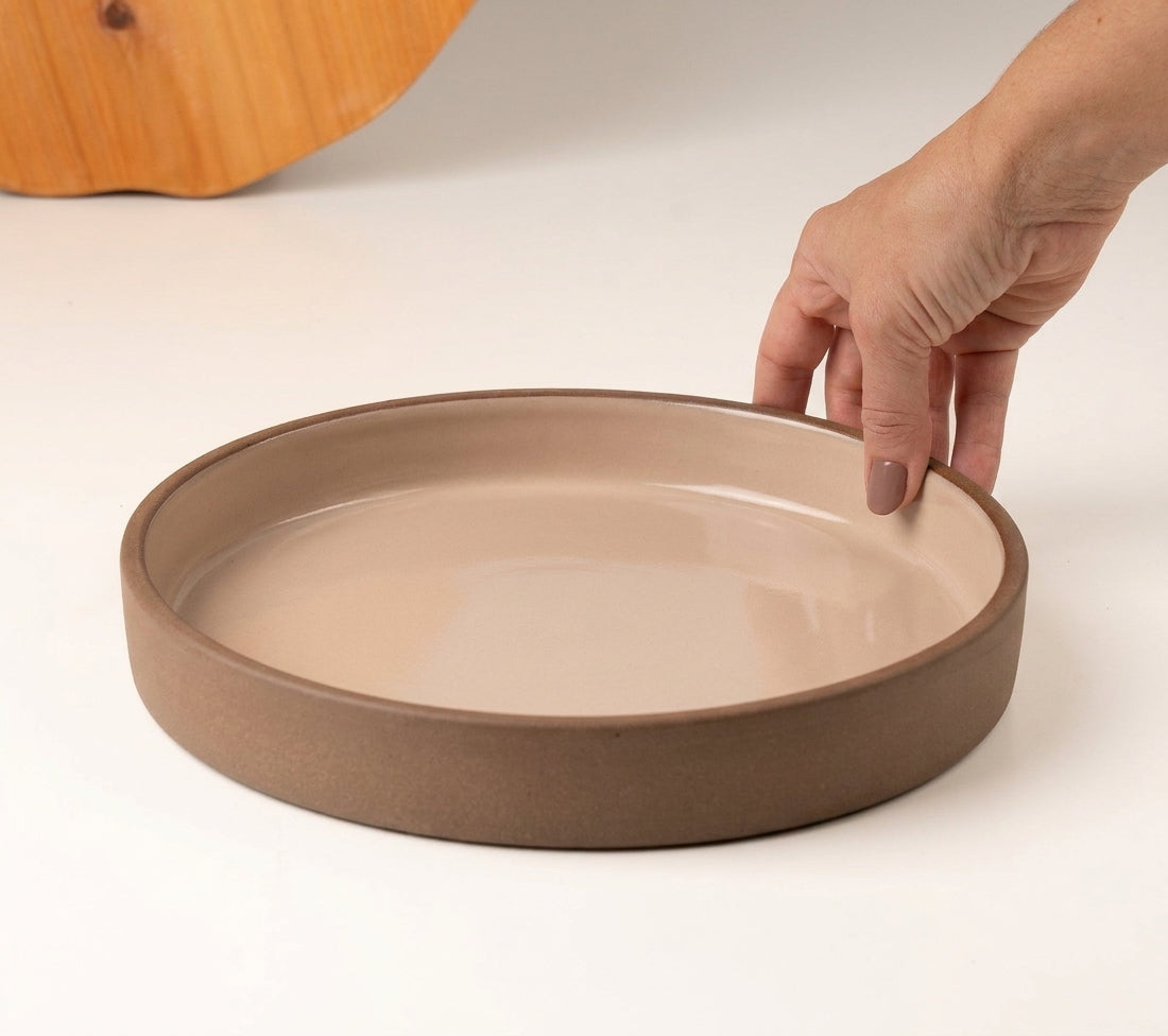 Prato Borda Reta Fundo em cerâmica artesanal — tamanho 22CM x 4CM, argila Cappuccino, esmalte Nude