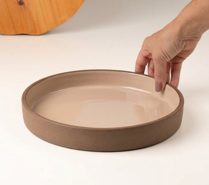 Prato Borda Reta Fundo em cerâmica artesanal — tamanho 22CM x 4CM, argila Cappuccino, esmalte Nude