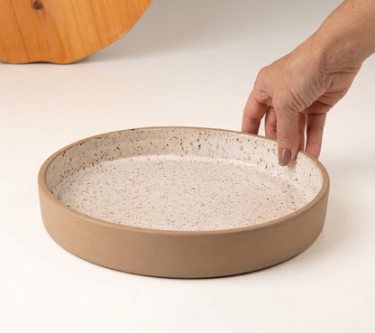Prato Borda Reta Fundo em cerâmica artesanal — tamanho 22CM x 4CM, argila Cappuccino, esmalte Pedra Sabão