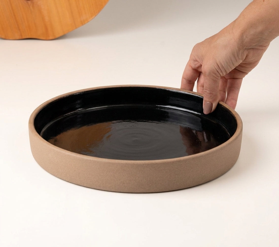 Prato Borda Reta Fundo em cerâmica artesanal — tamanho 22CM x 4CM, argila Cappuccino, esmalte Preto Ébano