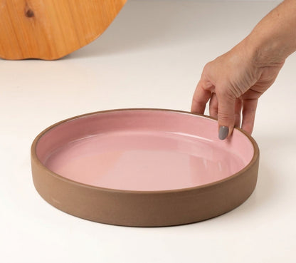 Prato Borda Reta Fundo em cerâmica artesanal — tamanho 22CM x 4CM, argila Cappuccino, esmalte Rosa Barbie