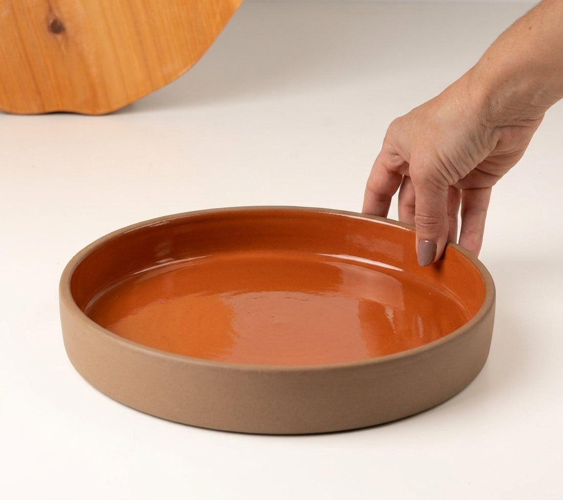 Prato Borda Reta Fundo em cerâmica artesanal — tamanho 22CM x 4CM, argila Cappuccino, esmalte Sol de Terracota