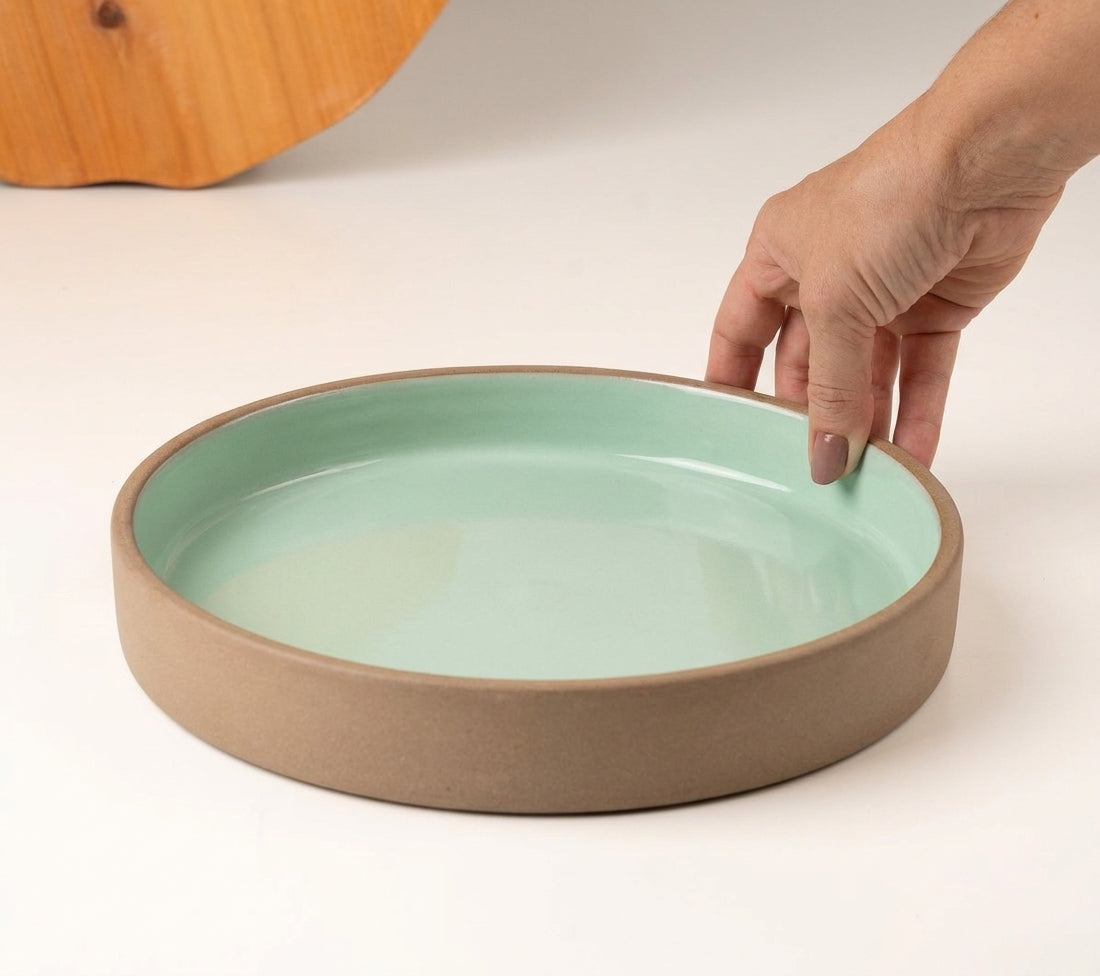 Prato Borda Reta Fundo em cerâmica artesanal — tamanho 22CM x 4CM, argila Cappuccino, esmalte Verde Menta