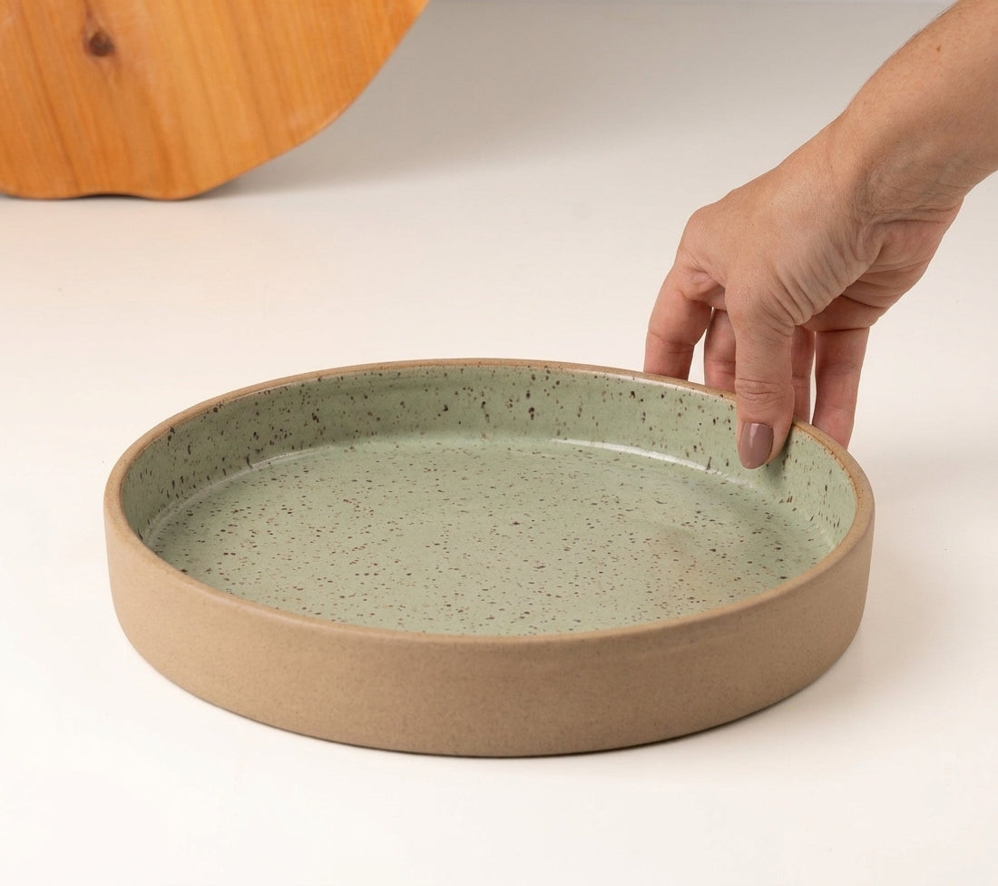 Prato Borda Reta Fundo em cerâmica artesanal — tamanho 22CM x 4CM, argila Cappuccino, esmalte Verde Pompeia