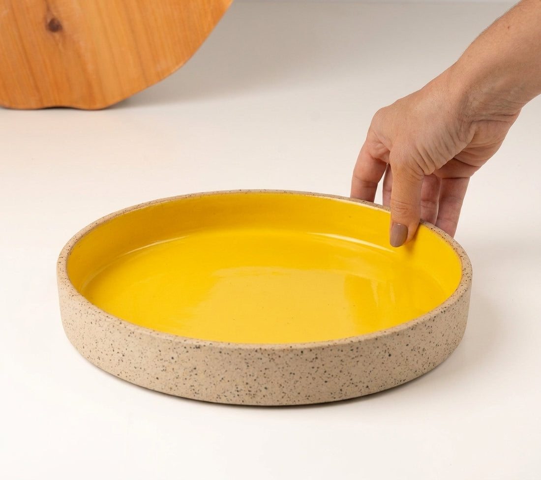 Prato Borda Reta Fundo em cerâmica artesanal — tamanho 22CM x 4CM, argila Flocos, esmalte Amarelo Intenso