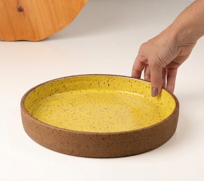 Prato Borda Reta Fundo em cerâmica artesanal — tamanho 22CM x 4CM, argila Flocos, esmalte Amarelo Intenso