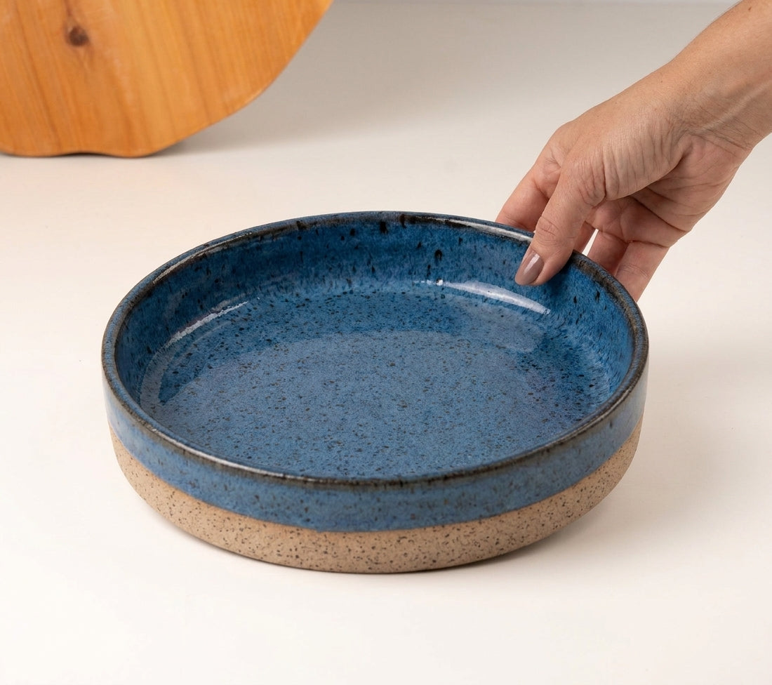 Prato Borda Reta Fundo em cerâmica artesanal — tamanho 22CM x 4CM, argila Flocos, esmalte Azul Safira